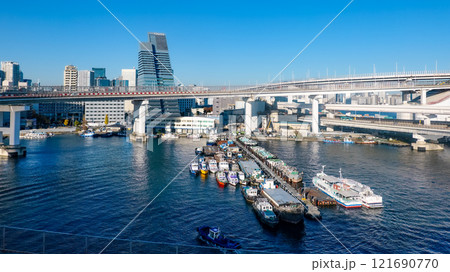 新交通ゆりかもめ線の車上からレインボーブリッジ 新交通ゆりかもめ線の車上からレインボーブリッジ 121690770