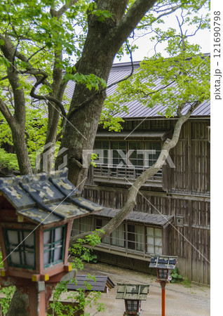 青森　津軽　高山稲荷神社の灯籠 121690798