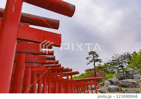 青森　津軽　高山稲荷神社の千本鳥居 121690848