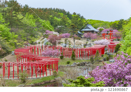 青森　津軽　高山稲荷神社の千本鳥居 121690867