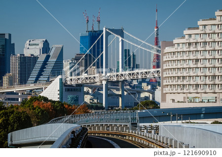 新交通ゆりかもめ線の車上からレインボーブリッジ 121690910