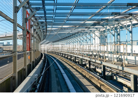 新交通ゆりかもめ線の車上からレインボーブリッジ 121690917