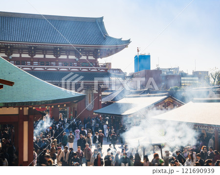 浅草寺 年末参拝客で賑わう本堂前 ※一部ソフトフォーカス 浅草寺 年末参拝客で賑わう本堂前 ※一部ソフトフォーカス 121690939