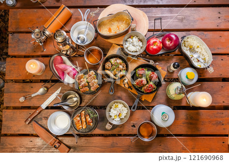 アウトドアでスキレット料理 Outdoor dishes made in an iron pan アウトドアでスキレット料理 Outdoor dishes made in an iron pan 121690968