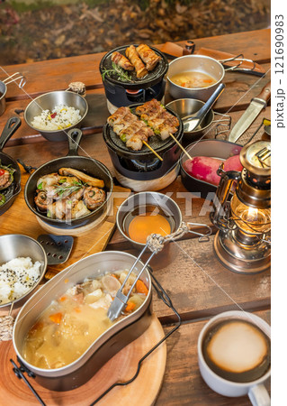 アウトドアでスキレット料理　Outdoor dishes made in an iron pan 121690983