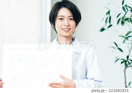 栄養指導をする栄養士の女性 栄養指導をする栄養士の女性 121691855
