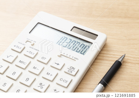 テーブルに103万と表示された電卓 テーブルに103万と表示された電卓 121691885