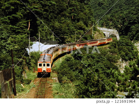 1977年　福知山線　武庫川渓谷を走るキハ17 121691964