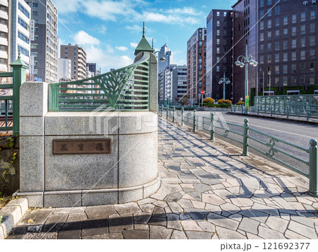 かつての築地川に架かる「三吉橋」の親柱と銘板(東京都中央区) かつての築地川に架かる「三吉橋」の親柱と銘板(東京都中央区) 121692377
