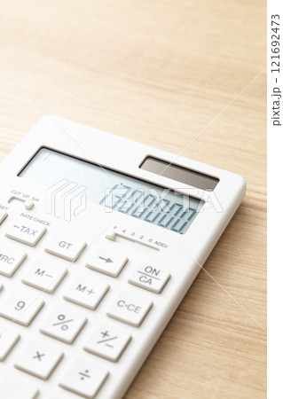 テーブルに130万と表示された電卓 テーブルに130万と表示された電卓 121692473