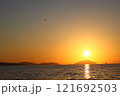 沈む夕日と飛行機 121692503