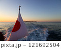 日の丸と船の航跡 121692504
