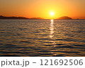 海面を多めに入れて沈む夕陽を撮影 121692506