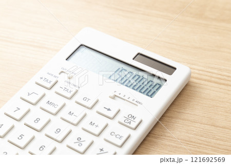 テーブルに150万と表示された電卓 テーブルに150万と表示された電卓 121692569