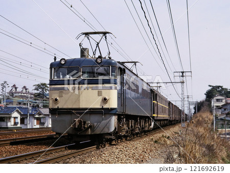 1976年　東海道本線西ノ宮駅付近を走るEF65+EH10 121692619