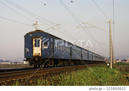 1980年　北陸本線呉羽駅付近を走る急行能登 121692622