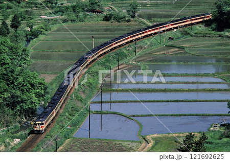 1980年 福知山線古市駅付近を走るキハ82特急まつかぜ 1980年 福知山線古市駅付近を走るキハ82特急まつかぜ 121692625