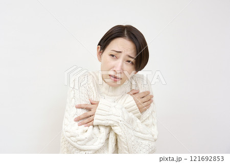 寒気を感じる女性 白背景 寒気を感じる女性 白背景 121692853