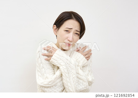 寒気を感じる女性 白背景 寒気を感じる女性 白背景 121692854