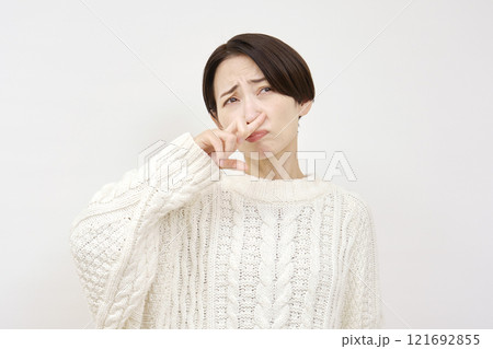 鼻炎の女性 白背景 鼻炎の女性 白背景 121692855