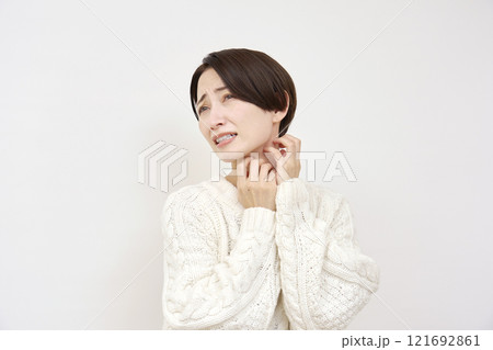 首を掻く敏感肌の女性　白背景 121692861