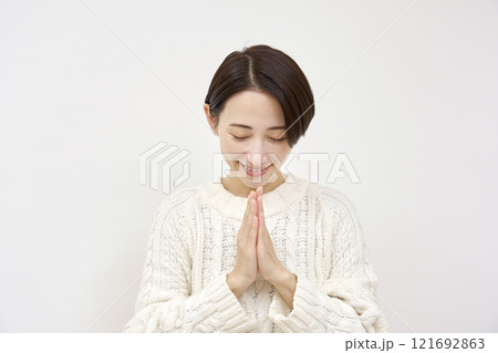 祈る女性 白背景 祈る女性 白背景 121692863