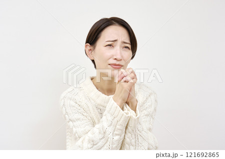 懇願する女性　白背景 121692865