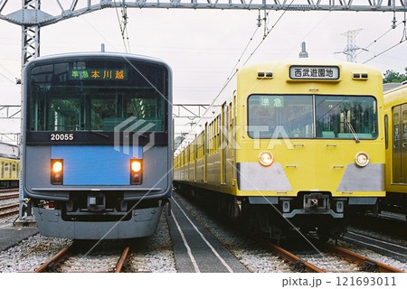 車両基地で並ぶ西武鉄道20000系と101系 121693011