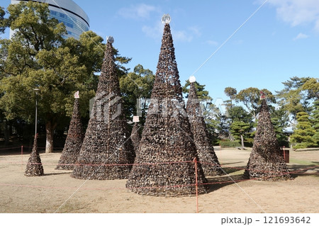 高松城跡二の丸跡に作られた松ぼっくりのツリー 高松城跡二の丸跡に作られた松ぼっくりのツリー 121693642