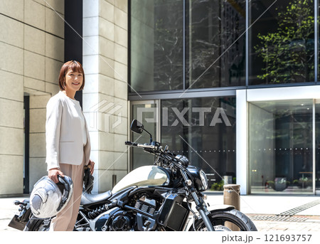 大型アメリカンバイクと女性ライダー　丸の内 121693757