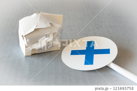 特定空き家　管理不全　不動産　老朽化　所有者不明土地　一戸建て　バツ 121693758