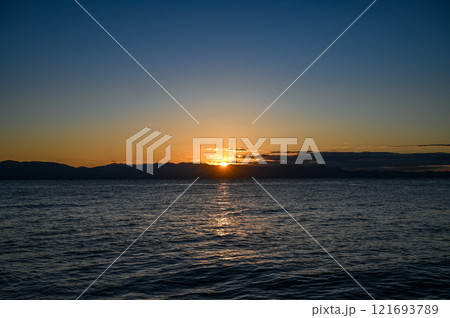 静岡県の海岸からの初日の出 121693789