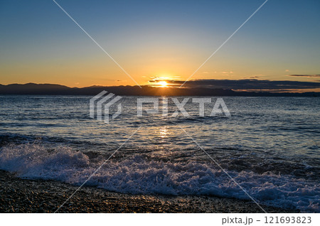 静岡県の海岸からの初日の出 121693823