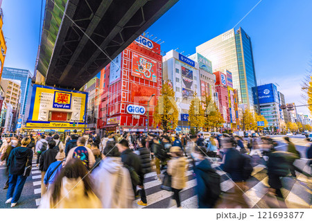日本の東京都市景観 年の瀬。インバウンド続く…外国人観光客らで賑わう秋葉原。輝く未来へ…＝26日 121693877