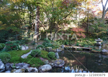 紅葉のある風景 紅葉のある風景 121693879