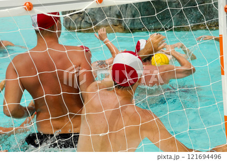 People are playing water polo 121694496
