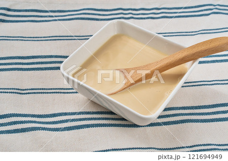 メキシコや中南米諸国のデザートに使うトレス・レチェス（トレス・レチェ） 121694949