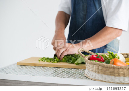 野菜を切る男性の手元　クローズアップの顔無し 121695227