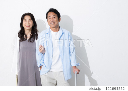 旅行する50代のシニア夫婦　国内の旅行や海外旅行などのイメージ　上半身アップのカメラ目線 121695232
