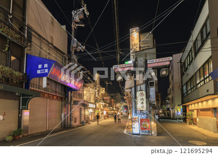 大阪夜の難波　ウラなんばの飲食店街 (大阪府大阪市中央区) 121695294