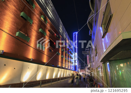 大阪夜の難波　ウラなんばの飲食店街 (大阪府大阪市中央区) 121695295