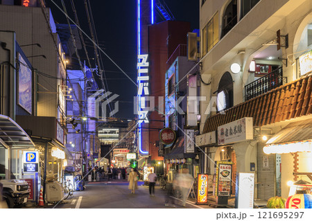 大阪夜の難波　ウラなんばの飲食店街 (大阪府大阪市中央区) 121695297