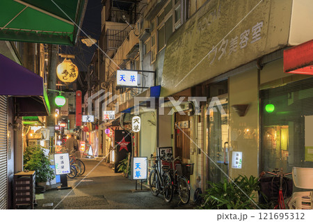 大阪夜の難波 ウラなんばの飲み屋街 (大阪府大阪市中央区) 大阪夜の難波 ウラなんばの飲み屋街 (大阪府大阪市中央区) 121695312