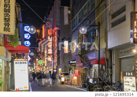 大阪夜の難波　ウラなんばの飲み屋街 (大阪府大阪市中央区) 121695314
