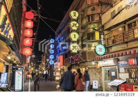大阪夜の難波 ウラなんばの飲み屋街 (大阪府大阪市中央区) 大阪夜の難波 ウラなんばの飲み屋街 (大阪府大阪市中央区) 121695319
