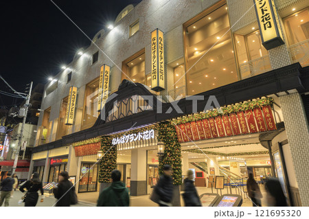 大阪夜の難波　なんばグランド花月 (大阪府大阪市中央区) 121695320