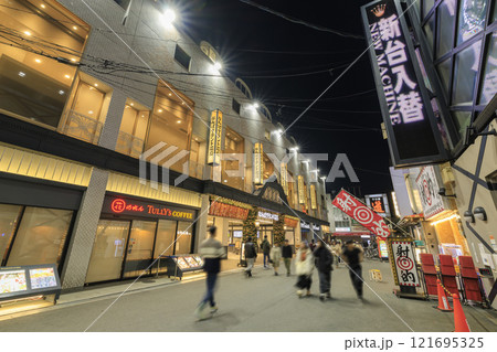 大阪夜の難波　なんばグランド花月 (大阪府大阪市中央区) 121695325