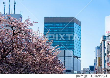 春の上野の風景 桜とPARCOビル 121695371