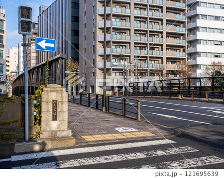 かつての築地川に架かる「築地橋」の親柱と銘板(東京都中央区) かつての築地川に架かる「築地橋」の親柱と銘板(東京都中央区) 121695639