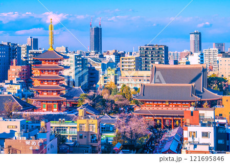 日本の東京都市景観 大晦日。ほとんどが外国人…コロナ禍前を超える外国人観光客らで賑わう浅草寺＝31日 121695846